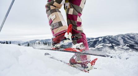 Jak bezpiecznie przewozić sprzęt zimowy? Poradnik dla narciarzy i snowboardzistów