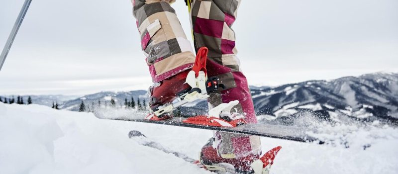 Jak bezpiecznie przewozić sprzęt zimowy? Poradnik dla narciarzy i snowboardzistów