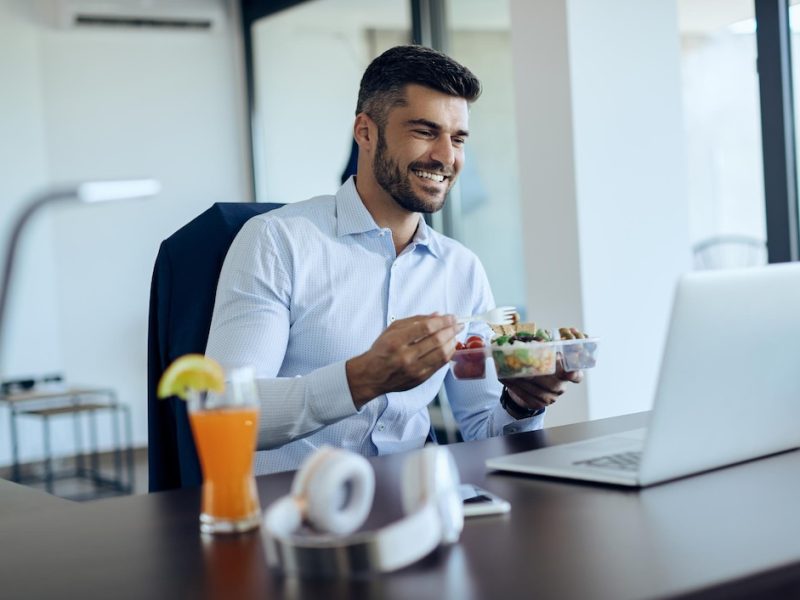 Zdrowe przekąski dla pracowników – owoce w biurze jako element dbałości o dobre samopoczucie zespołu