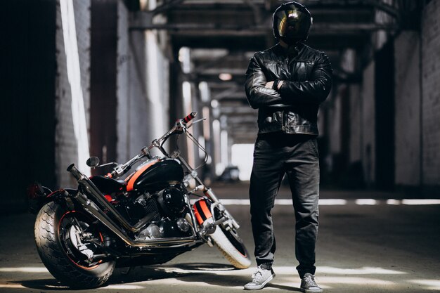 Jak dobrać odpowiednie akcesoria motocyklowe do swojego stylu jazdy?